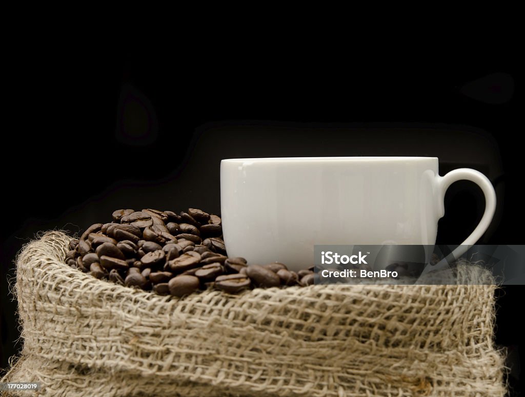 Copo de cappucino sentado sobre uma mala com coffeebeans - Royalty-free Amontoar Foto de stock