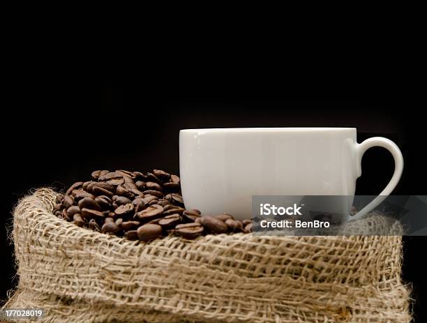 Copo De Cappucino Sentado Sobre Uma Mala Com Coffeebeans - Fotografias de stock e mais imagens de Amontoar