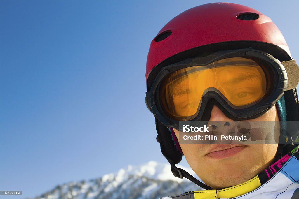 Sport uomo in snowy mountains - Foto stock royalty-free di Adulto
