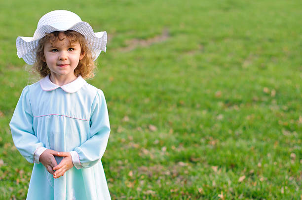bambina carina in abito e cappello di pasqua - easter bonnets immagine foto e immagini stock