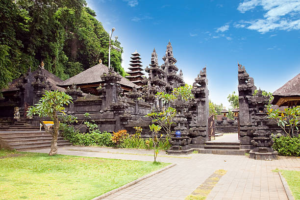 pura goa lawah tempio, bali. indonesia - pura goa lawah foto e immagini stock