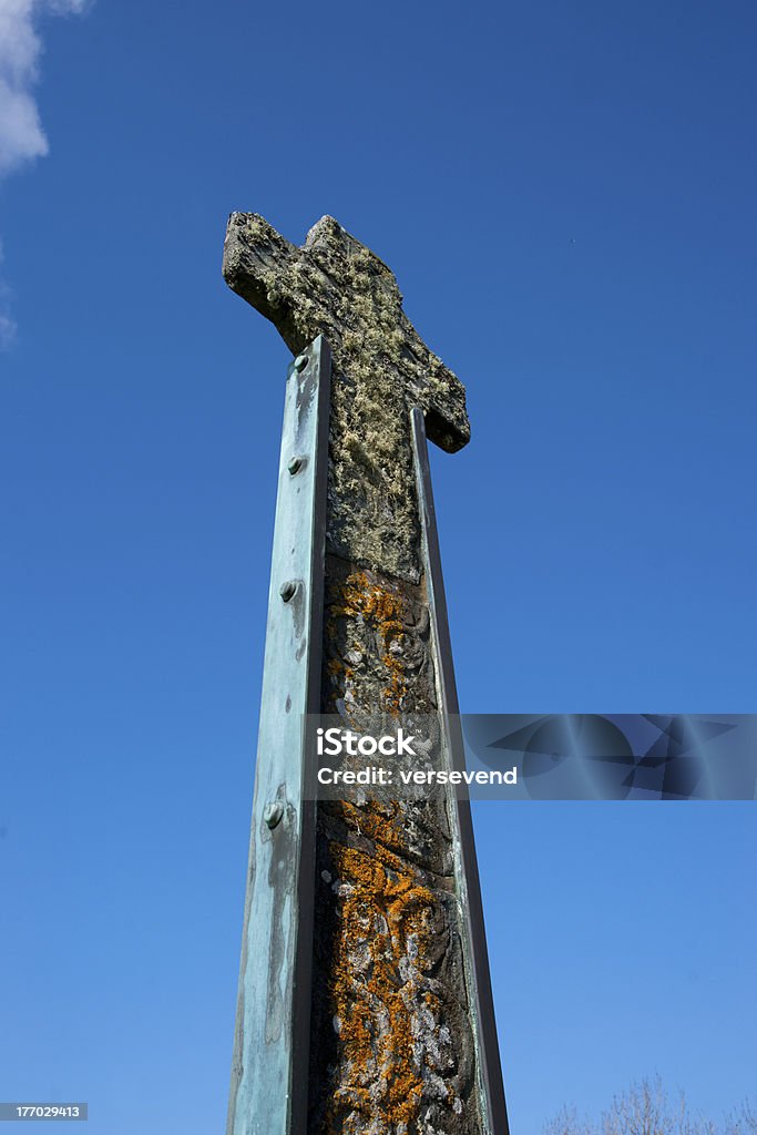 Cruz Céltica contra o céu azul - Foto de stock de Arcaico royalty-free