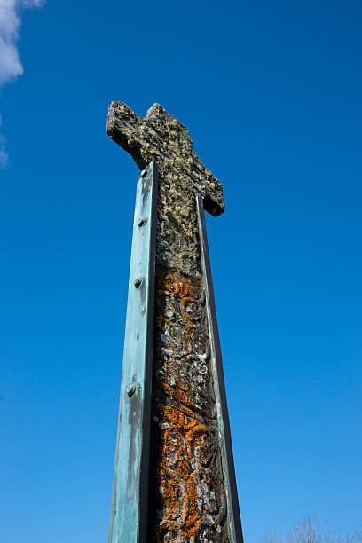 кельтский крест против голубого неба. - celtic cross cross shape blue vertical стоковые фото и изображения