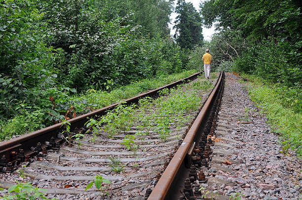 gehen sie an verlassenen railroad track - leaving loneliness women railroad track stock-fotos und bilder