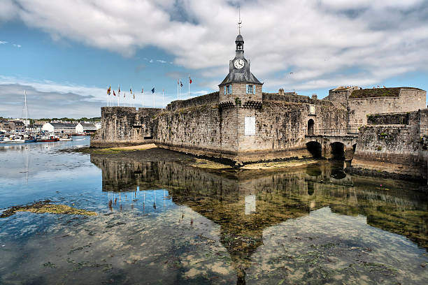 Concarneau (Brittany) - Old village with low tide Concarneau (Brittany) - Old village with low tide brittany france stock pictures, royalty-free photos & images