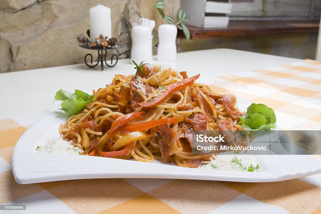Spaghetti na stole - Zbiór zdjęć royalty-free (Bekon)