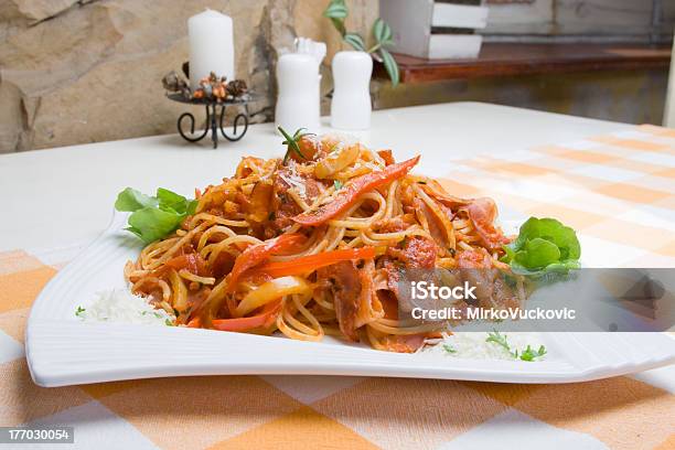 Spaghetti Na Stole - zdjęcia stockowe i więcej obrazów Bekon - Bekon, Bez ludzi, Czerwony