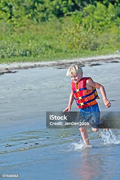 Corriendo En La Playa Foto de stock y más banco de imágenes de Agua - Agua, Aire libre, Arena