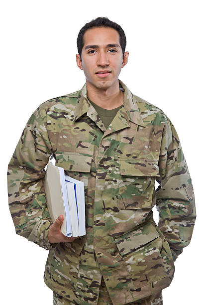 hombre latino militar con libros - marines adult student camouflage camouflage clothing fotografías e imágenes de stock