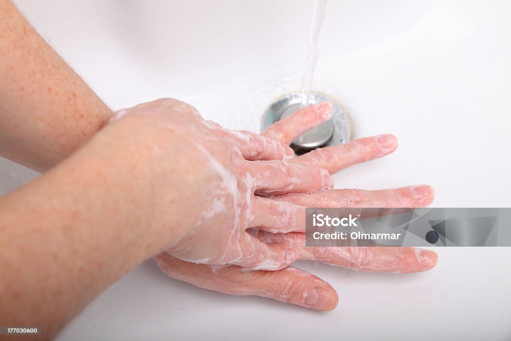 Mulher Lavar com sabão as mãos na casa de banho - Royalty-free Adulto Foto de stock