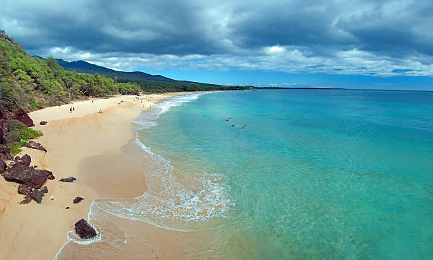 Big beach, en la isla de maui hawaii con aguas azules del mar - foto de stock