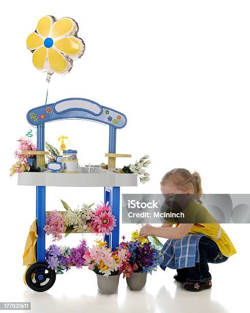 Foto de Criança Pequena Do Flower Fique De Pé e mais fotos de stock de Mercado de flores - Mercado de flores, 2-3 Anos, Agachando-se