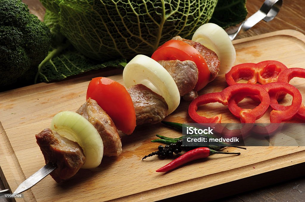 En una brocheta de carne - Foto de stock de Alimento libre de derechos