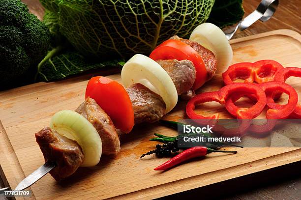 Foto de Carne No Espeto e mais fotos de stock de Alimentação Saudável - Alimentação Saudável, Almoço, Amarelo
