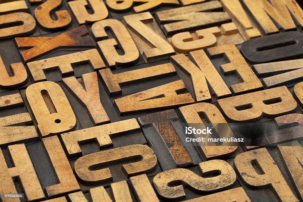 Abstrait alphabet en bois antique - Photo de Abstrait libre de droits