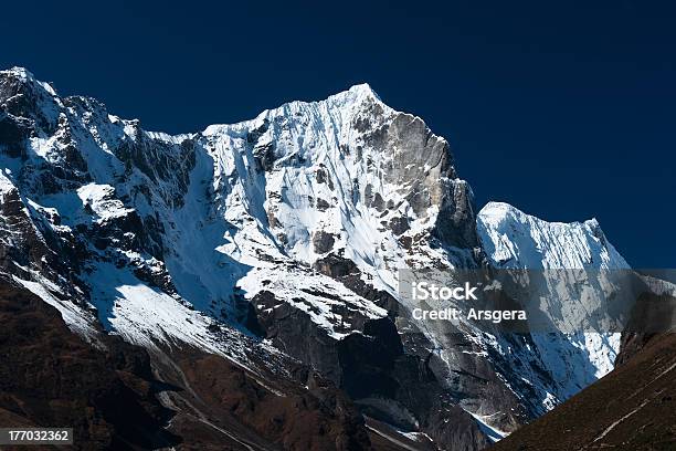 I Bambini Sulle Montagne E Il Cielo Azzurro In Himalaya - Fotografie stock e altre immagini di Alpinismo