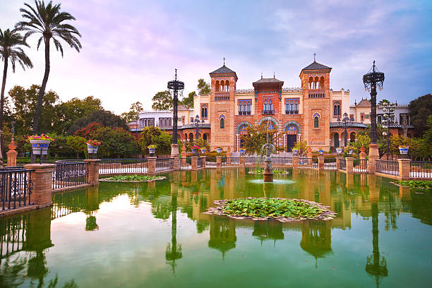 mudejar pavilion e um lago ao pôr do sol. sevilla - sevilla - fotografias e filmes do acervo