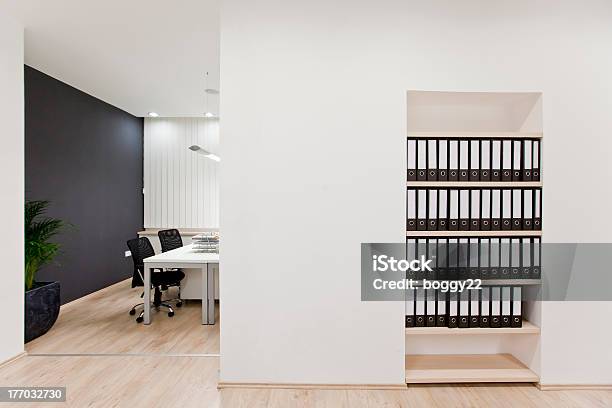 Oficina Moderna Foto de stock y más banco de imágenes de Escritorio vacío - Escritorio vacío, Blanco - Color, Estantería de libros