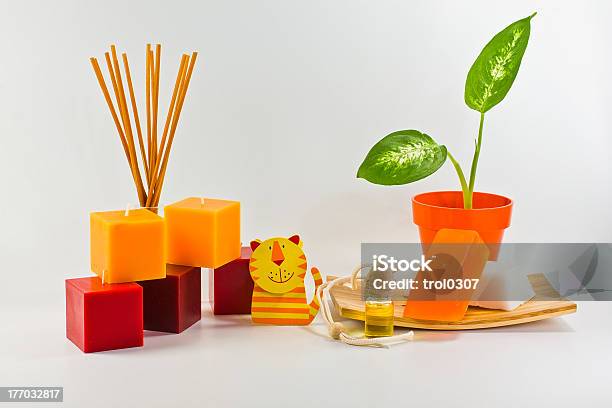 Foto de Decorações De Laranja Para Crianças e mais fotos de stock de Ambiente dramático - Ambiente dramático, Banheiro - Estrutura construída, Banheiro - Instalação doméstica