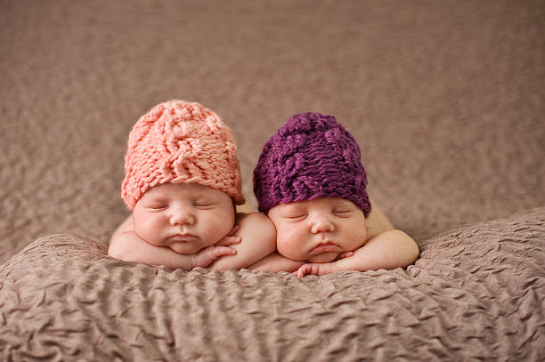 ragazze neonato dormire con letti separati - twin newborn baby baby girls foto e immagini stock