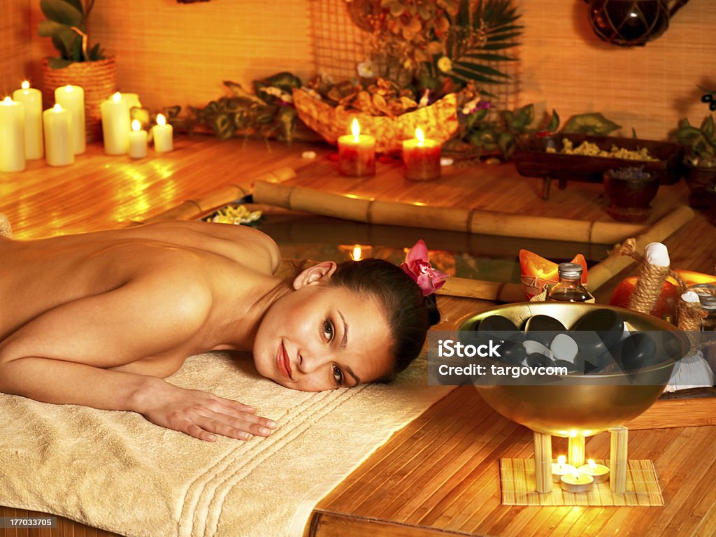 Frau immer-stone-massage. - Lizenzfrei Alternative Behandlungsmethode Stock-Foto