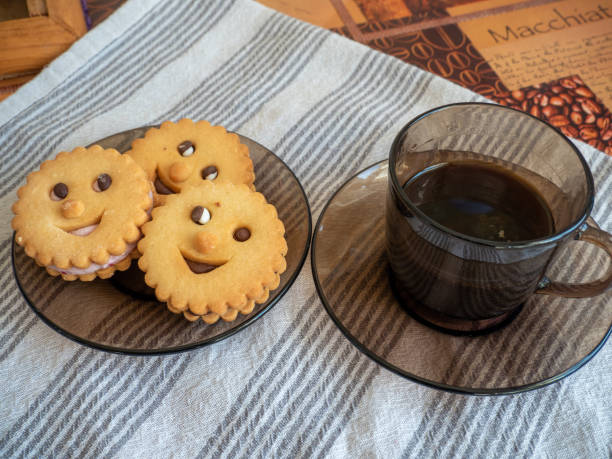 재미 있은 쿠키와 커피 한잔, 아침 식사 개념 - biscotti cookie morning temptation 뉴스 사진 이미지