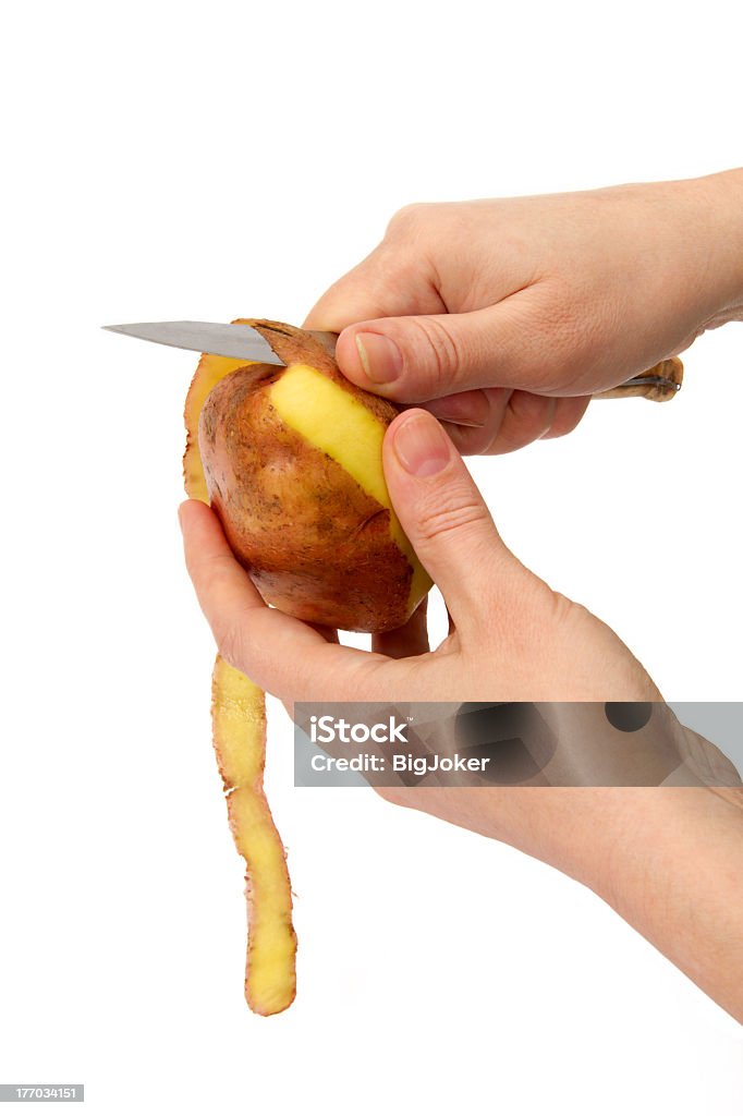 Belles femmes mains propres pommes de terre Épluché - Photo de Aliment libre de droits