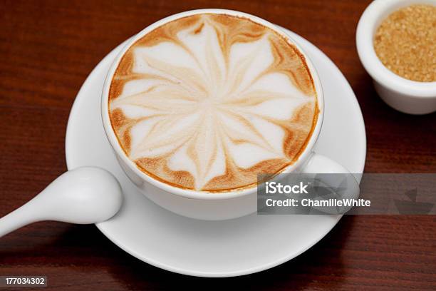 Capuchino Una Taza De Café Y Caña De Azúcar Foto de stock y más banco de imágenes de Adorno de espuma - Adorno de espuma, Alimento, Azúcar blanca granulada