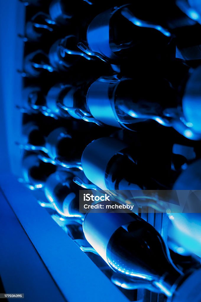 Blau beleuchtete Flaschenregal - Lizenzfrei Alkoholisches Getränk Stock-Foto