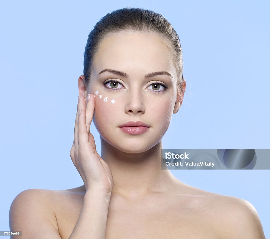 Женщина, применяя крем на ее коже вокруг глаз - Стоковые фото Глаз роялти-фри