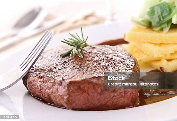 Carne De Res A La Parrilla Foto de stock y más banco de imágenes de Alimento - Alimento, Asado - Alimento cocinado, Barbacoa - Comida