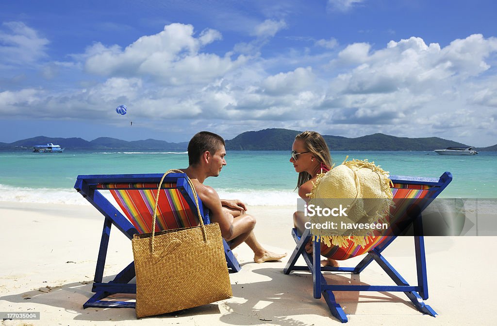 Coppia sulla spiaggia - Foto stock royalty-free di Abbronzatura