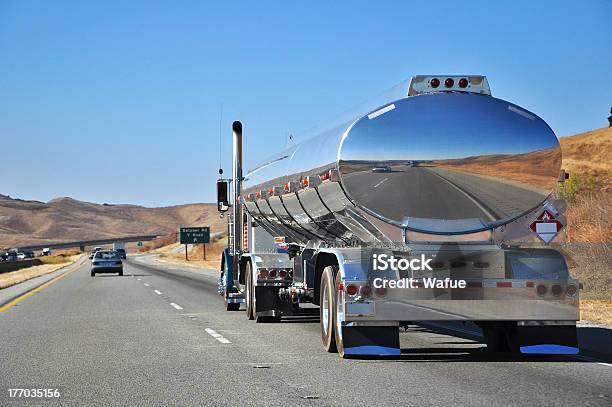 Strada Treno - Fotografie stock e altre immagini di Autocisterna - Autocisterna, TIR, Stati Uniti d'America