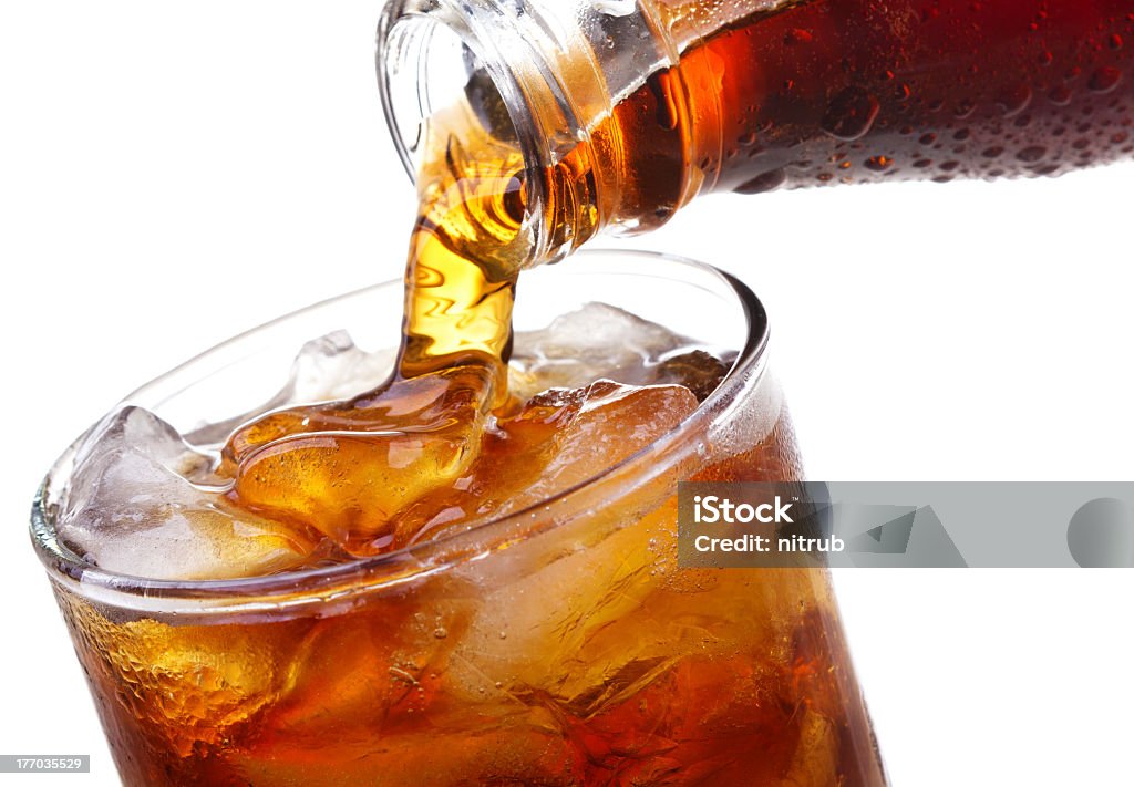 Gießen in Glas Cola ist - Lizenzfrei Gesunde Ernährung Stock-Foto