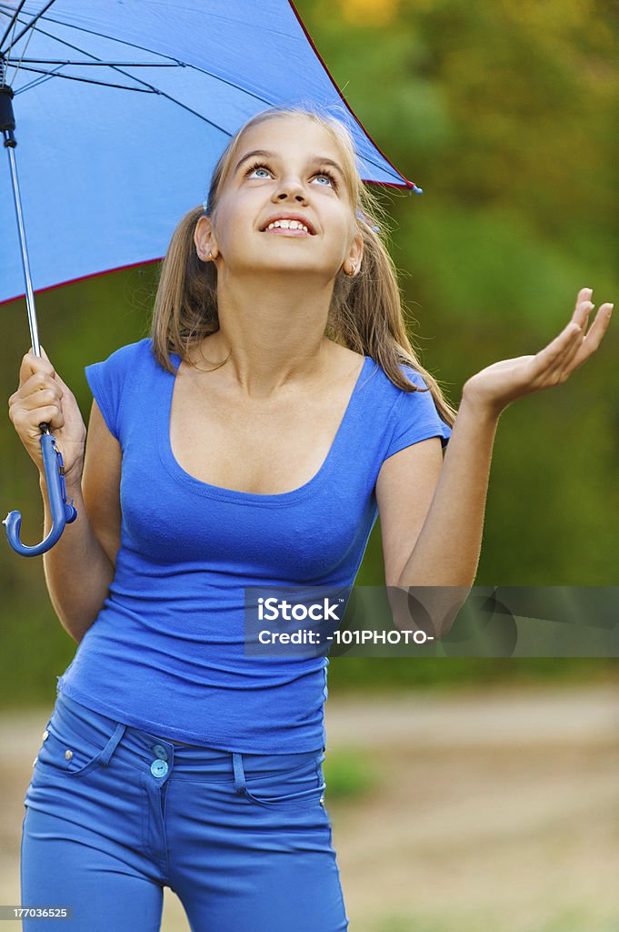 Ragazza adolescente con ombrelloni - Foto stock royalty-free di Bambino