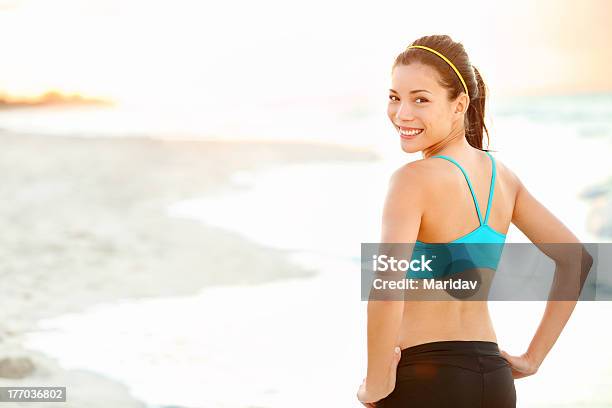 Fitness Mädchen Am Strand Stockfoto und mehr Bilder von 20-24 Jahre - 20-24 Jahre, Aktiver Lebensstil, Aktivitäten und Sport