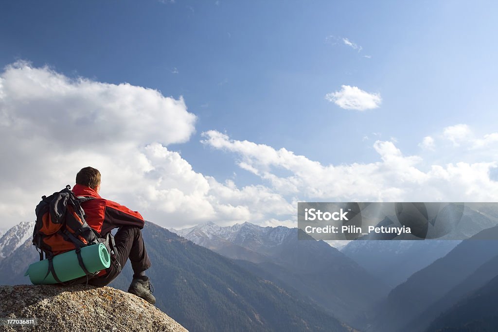 Escalada adulto joven en la cima de summit - Foto de stock de Acantilado libre de derechos