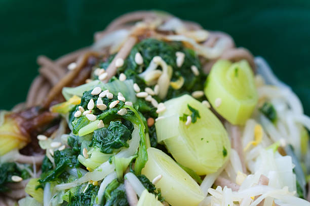 日本のネギほうれん草サラダ - salad japanese culture japan asian culture ストックフォトと画像