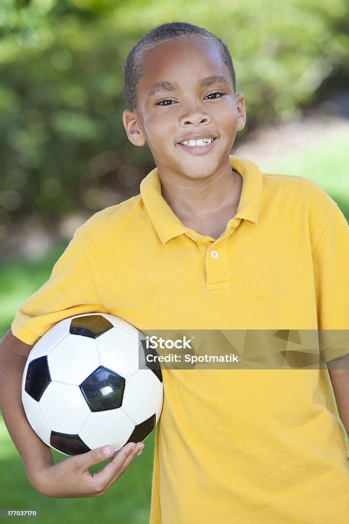 Afryki amerykański chłopiec dziecko bawiąc się piłka nożna i piłka nożna - Zbiór zdjęć royalty-free (Afroamerykanin)