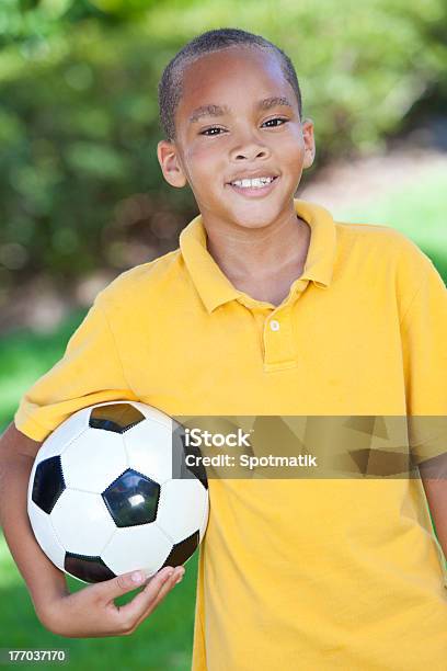 Afryki Amerykański Chłopiec Dziecko Bawiąc Się Piłka Nożna I Piłka Nożna - zdjęcia stockowe i więcej obrazów Afroamerykanin
