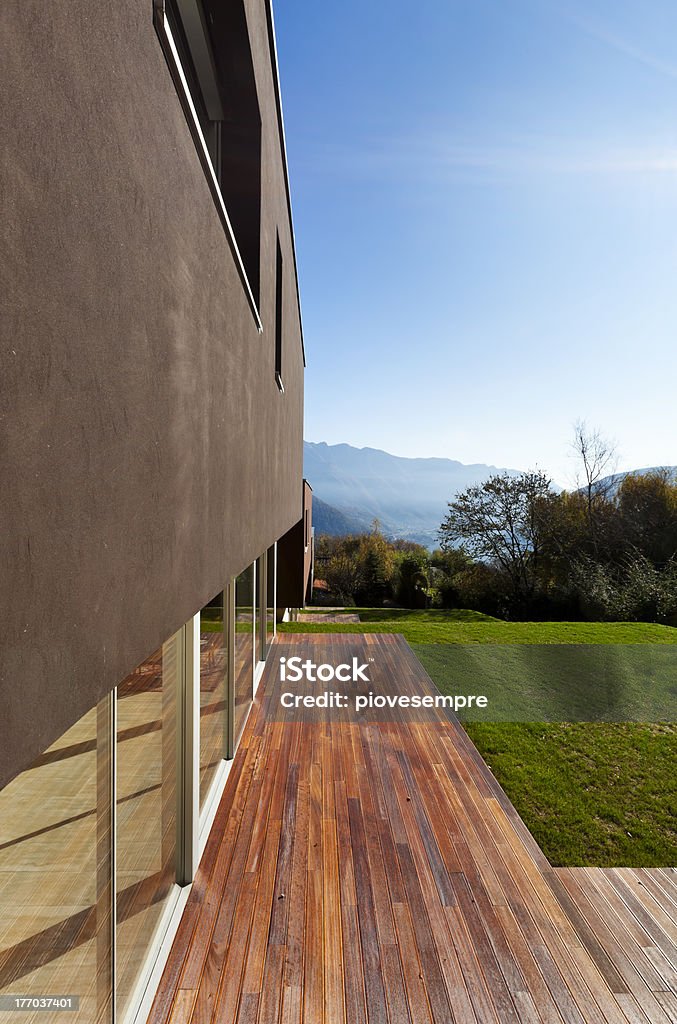 Schönes modernes Haus mit Garten - Lizenzfrei Schönheit Stock-Foto