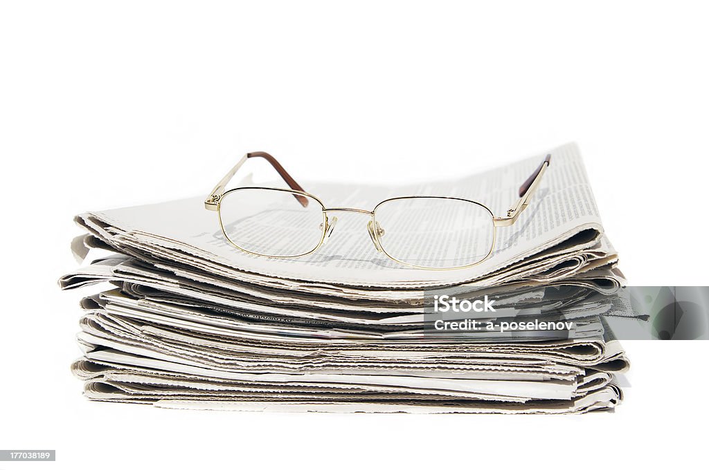 Gafas en una gran pila de periódicos - Foto de stock de Fotografía - Imágenes libre de derechos