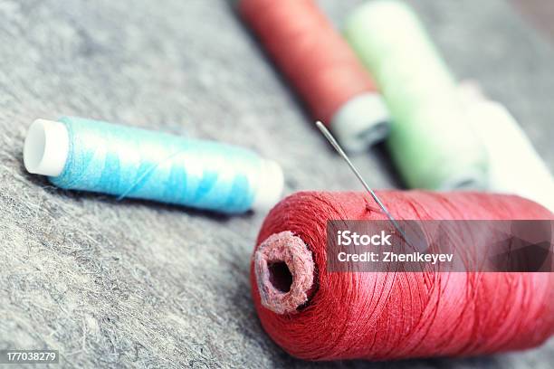 Foto de Costura Spools e mais fotos de stock de Agulha - Agulha, Algodão - Material Têxtil, Arte e Artesanato - Assunto