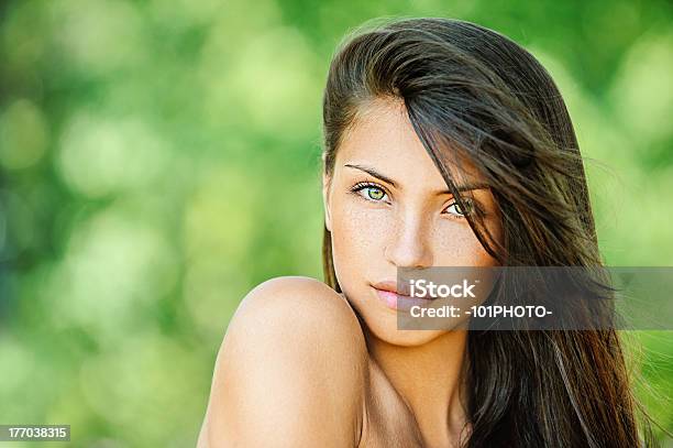 Молодая Красивая Женщина С Зеленый Фон — стоковые фотографии и другие картинки Красивые люди - Красивые люди, Природа, Волосы человека