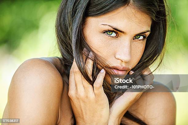 Schöne Frau Mit Nackten Schultern Traurig Blick In Die Kamera Stockfoto und mehr Bilder von Attraktive Frau