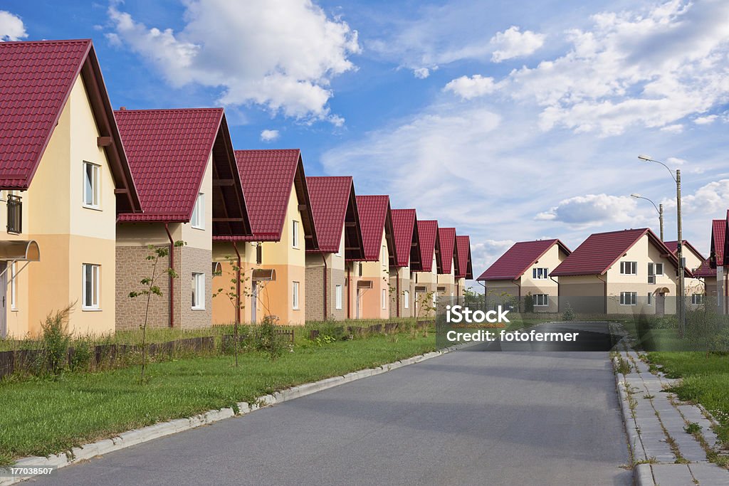 Maisons avec des pelouses domestique - Photo de Maison de ville libre de droits