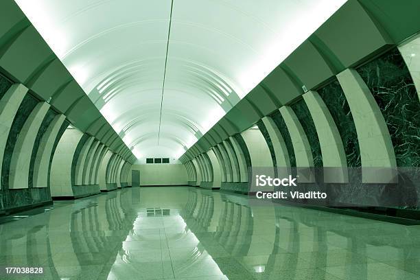 ダークグリーンの地下鉄駅 - からっぽのストックフォトや画像を多数ご用意 - からっぽ, トンネル, 人物なし