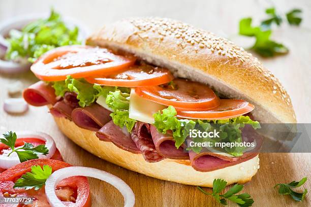 Photo libre de droit de Savoureux Sandwich Au Jambon banque d'images et plus d'images libres de droit de Aliment - Aliment, Alimentation lourde, Aliments et boissons