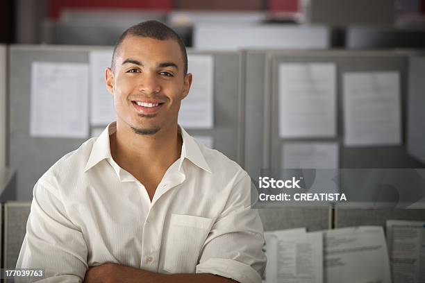 Foto de Confiante Trabalhador De Escritório e mais fotos de stock de Cubículos - Cubículos, Ocupação, Latino-americano