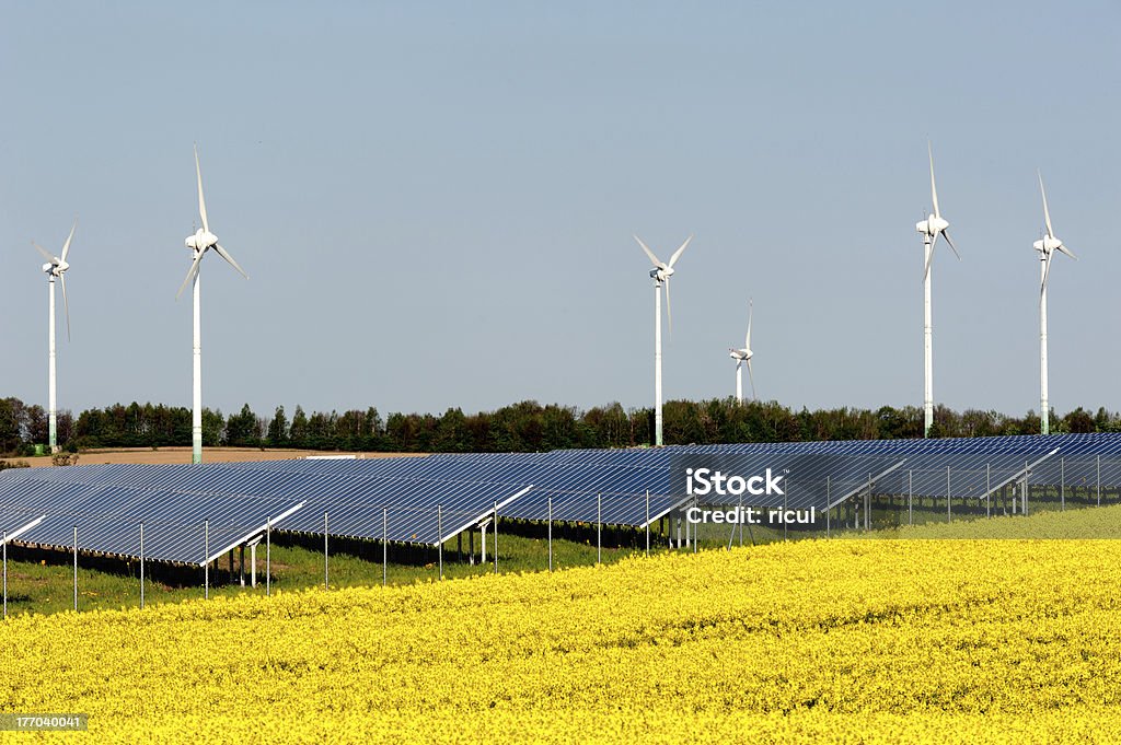 Wind turbines and solar panels - Foto de stock de Molino de Papel libre de derechos